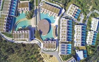 The buildings in the Olea All Suite Hotel on Zakynthos are arranged like islands around the lagoon-style pool in the centre. © egreen / ZinCo Bird's eye view onto the Olea All Suite Hotel